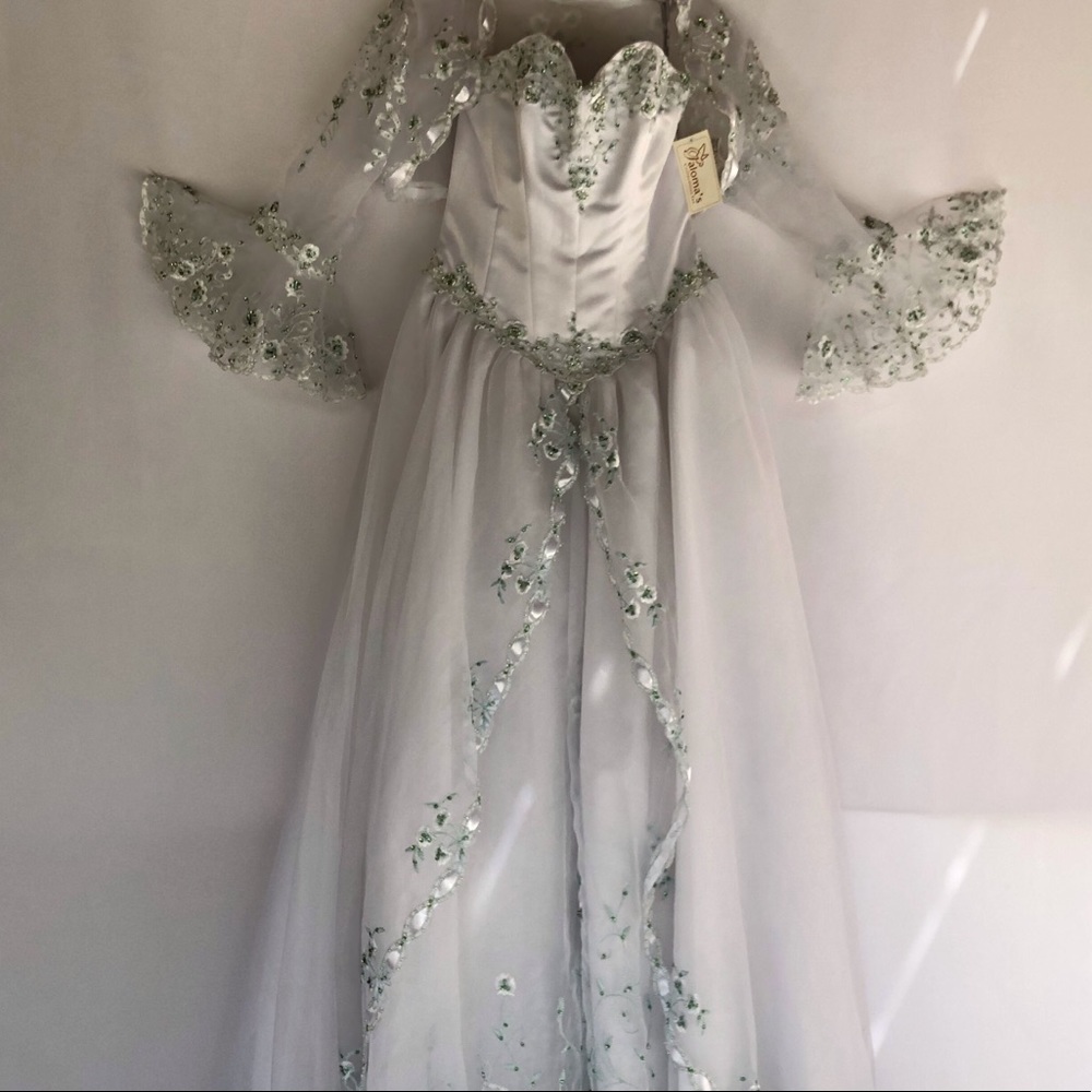 White Quinseañera / Prom dress.